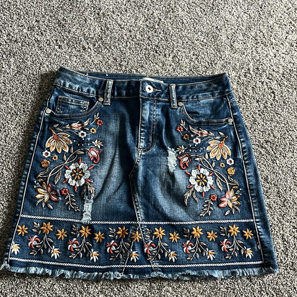 Embroidered denim skirt